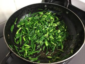 Tép bò xào bông hẹ siêu ngon 4